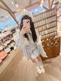 Whinny（ホワイニー）の「Whinny/バブみでヤバみなフードシャツ