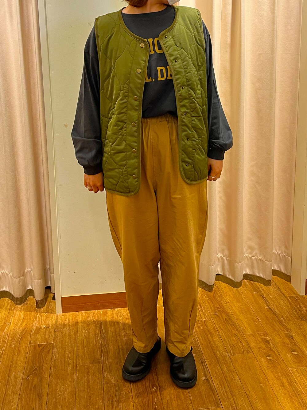 「秋服準備はじめました、キルティング、お出かけコーデ、シンプル、アウトドアスタイル、ベスト、Samansa Mos2、SM2 keittioプリコ六甲道店」｜「Samansa Mos2のロゴアソートプリントロングTシャツ（Tシャツ/カットソー、グレー系）」を使った、yuriさん（レディース・158cm）の秋コーディネートの1枚目の写真