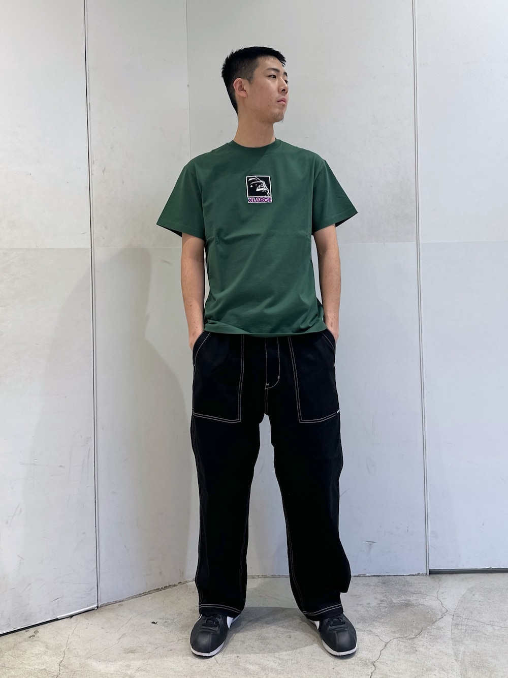「XLARGE原宿、XLARGE、XLARGE®、xlarge＿snap、XLARGE staff、XLARGE人気アイテム、Tシャツ、ブラック、カリフ」｜「XLARGEのSQUARE OG S/S TEE（Tシャツ/カットソー、グリーン系）」を使った、りょうへいさん（メンズ・180cm）の春コーディネートの1枚目の写真