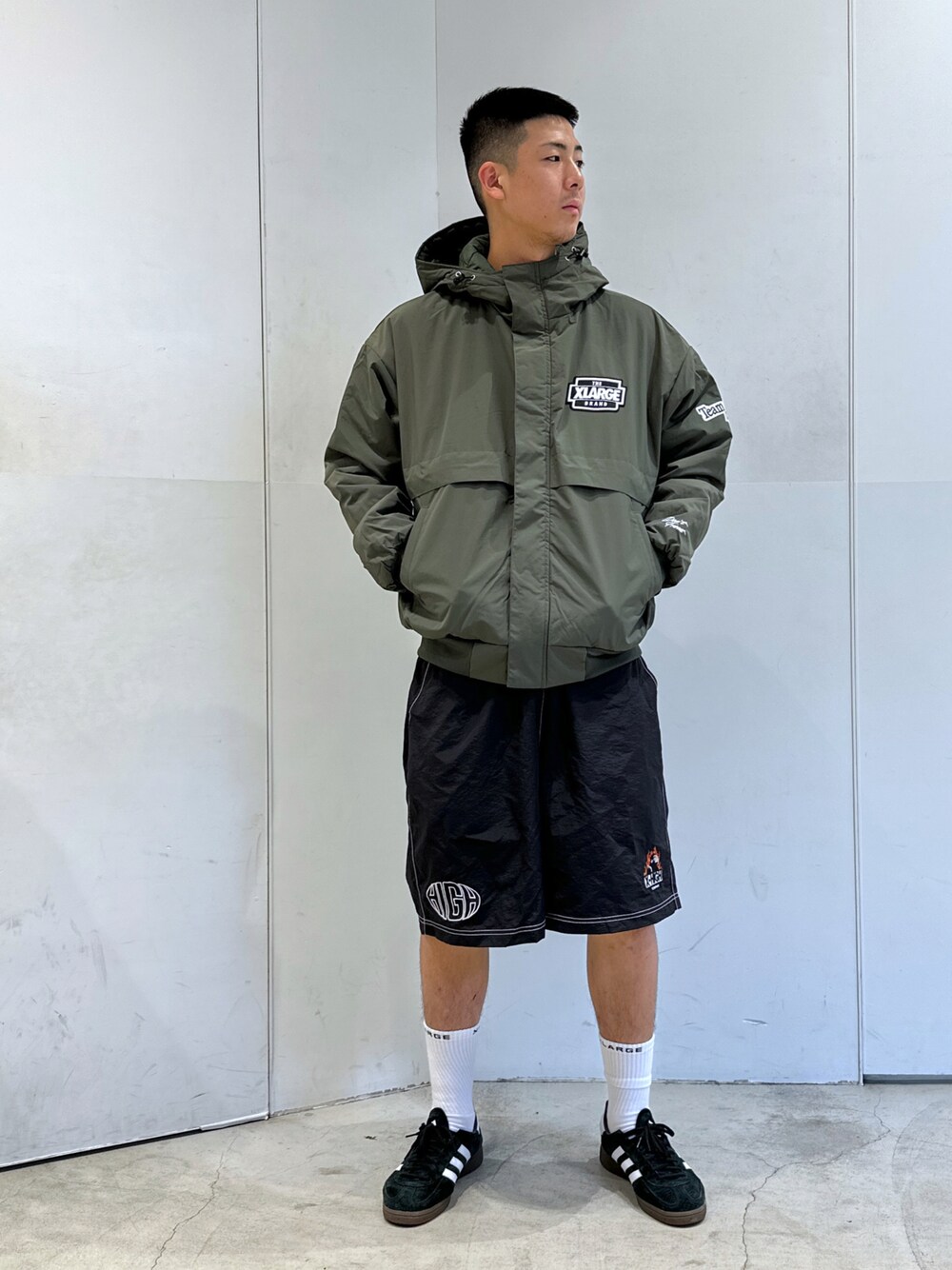 「XLARGE、XLARGE原宿、xlarge＿snap、XLARGE人気アイテム、秋、shorts、高身長」｜「XLARGEのNYLON PUFFER JACKET（ブルゾン、グリーン系）」を使った、りょうへいさん（メンズ・180cm）の秋コーディネートの1枚目の写真