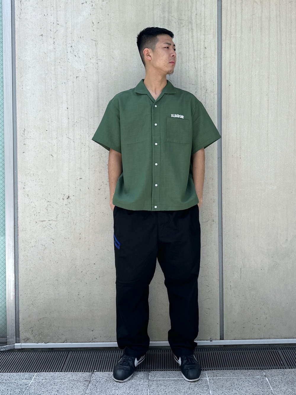 「XLARGE、XLARGE原宿、xlarge＿snap、XLARGE人気アイテム、XLARGE staff、XLARGE原宿スタッフ、xlarge #xlarge_snap、シャツ、ワークパンツ、グリーン、ブラック」｜「XLARGEのDRAWING OG S/S WORK SHIRT（シャツ/ブラウス、グリーン系）」を使った、りょうへいさん（メンズ・180cm）の春コーディネートの1枚目の写真