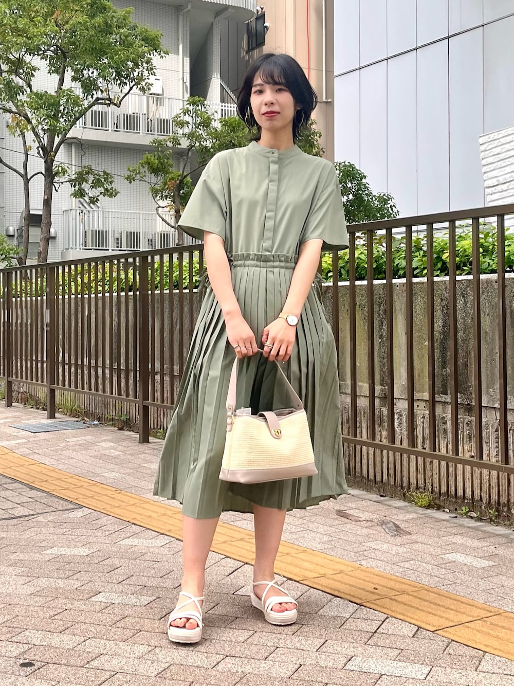 グリーン系のワンピース、グレー系のショルダーバッグ、ホワイト系のサンダルを着用したレディースの夏コーディネートの1枚目の写真