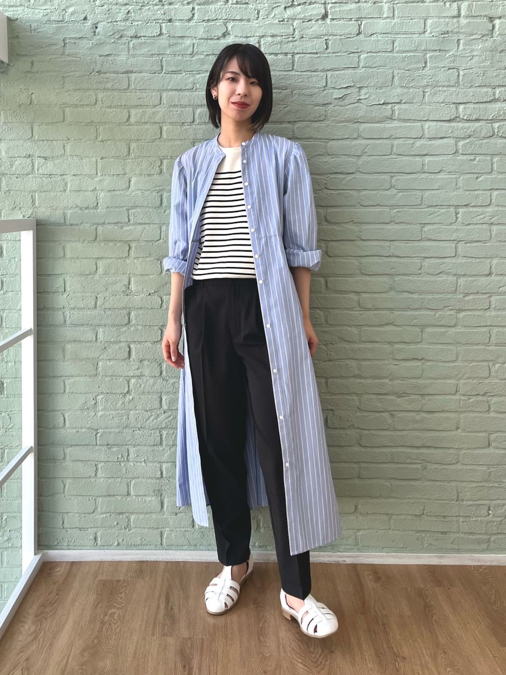 ホワイト系のサンダル、ブラック系のその他パンツ、ベージュ系のニット/セーターを着用したレディースの夏コーディネートの1枚目の写真