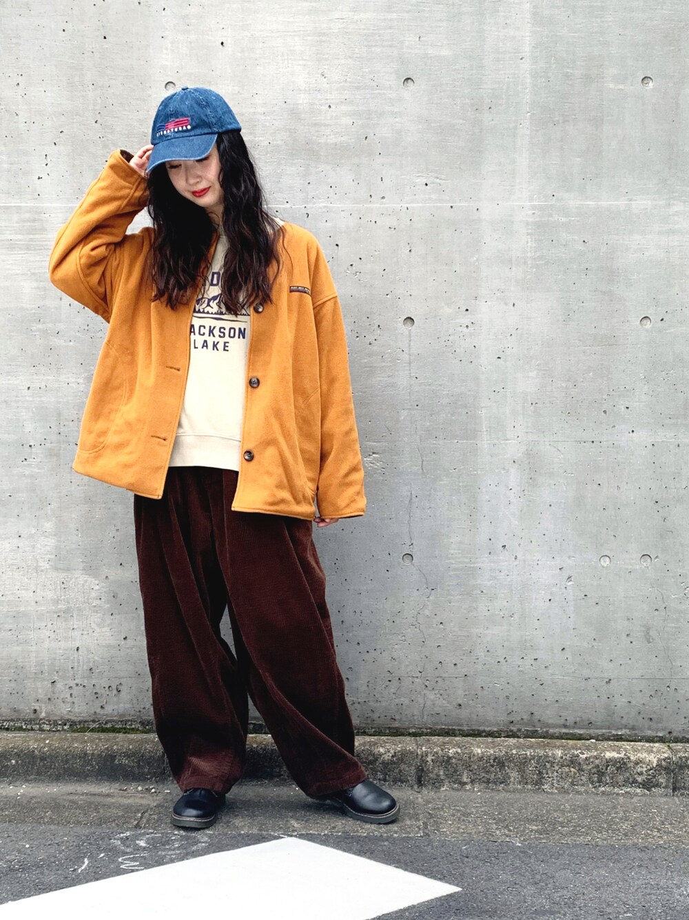 「コーデュロイパンツ、キャップ、アウトドアスタイル、フリース、フリースジャケット、秋のコーデ、大人カジュアル、キューブシュガー、だから秋服が好き、カジュアルコーデ、アメカジ、ブーツ、ノーカラージャケット、スウェット、ゆったりコーデ」｜「CUBE SUGARの裏毛 スウェット ピグメント染め クルーネック プルオーバー（スウェット、ベージュ系）」を使った、mkmk_0922さん（レディース・158cm）の秋コーディネートの1枚目の写真