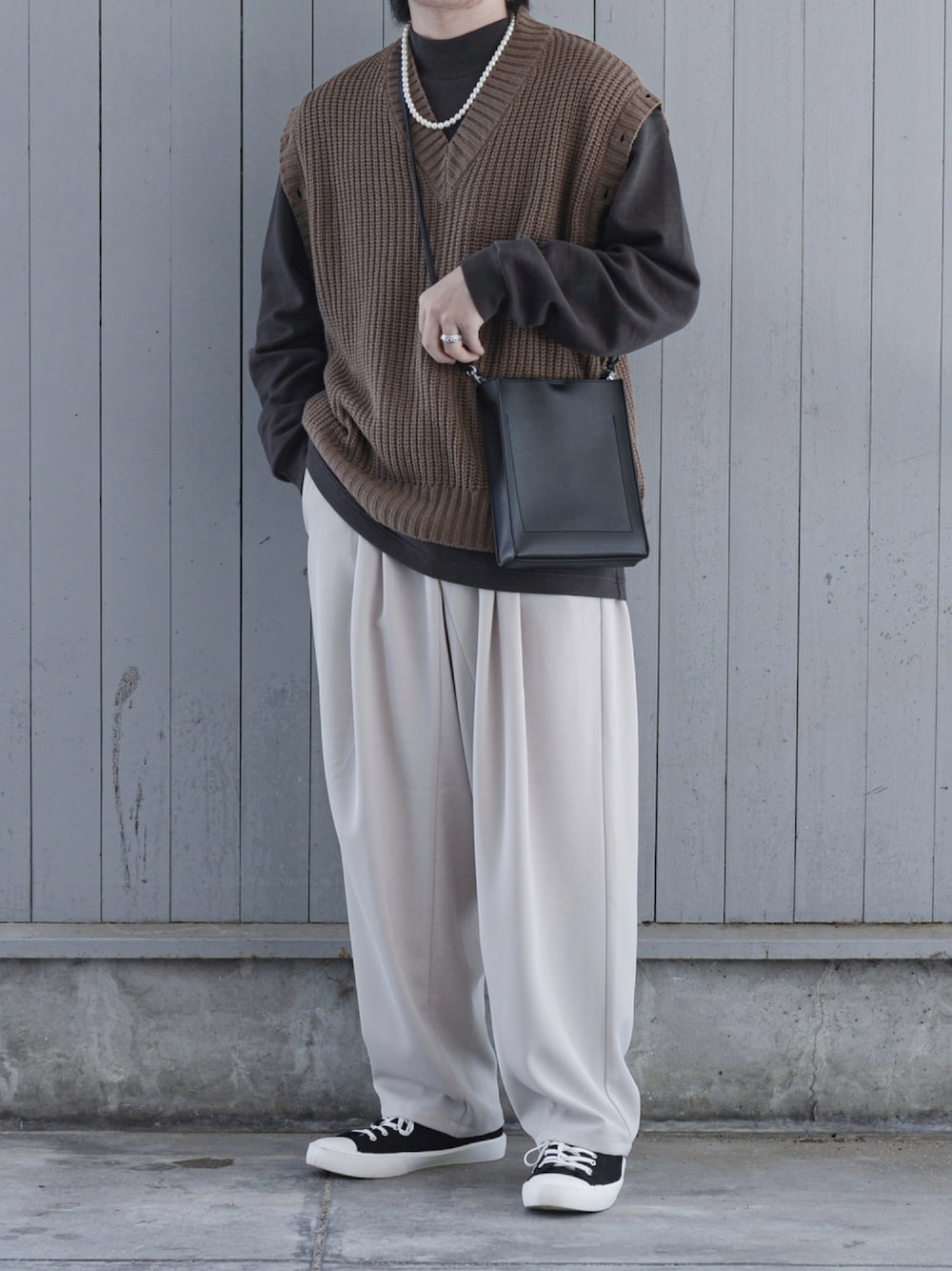 「テーパードパンツ、スニーカー、レザー、ショルダーバッグ、HARE、ベスト、大学生、ニットベスト、白パンツ、レザーバッグ、秋コーデ、モックネック、大学生コーデ、UNIQLO U、だから秋服が好き」｜「KUUUPYの2Tuck Easy Tapered Pants - 2タックイージーテーパードパンツ （セットアップ対応）（スラックス、ホワイト系）」を使った、nanasi_yuugaさん（メンズ・169cm）の秋コーディネートの1枚目の写真