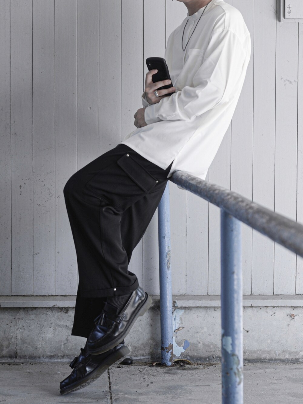 「ローファー、モノトーン、大学生、カーゴパンツ、シンプルコーデ、雰囲気、ゆるコーデ、秋コーデ、バンドカラーシャツ、大学生コーデ、秋服準備はじめました、ファッションの力を信じよう」｜「CREARE -LINO-の【2021春夏】くすみカラー とろみ バンドカラーシャツ（シャツ/ブラウス、ホワイト系）」を使った、nanasi_yuugaさん（メンズ・169cm）の秋コーディネートの1枚目の写真