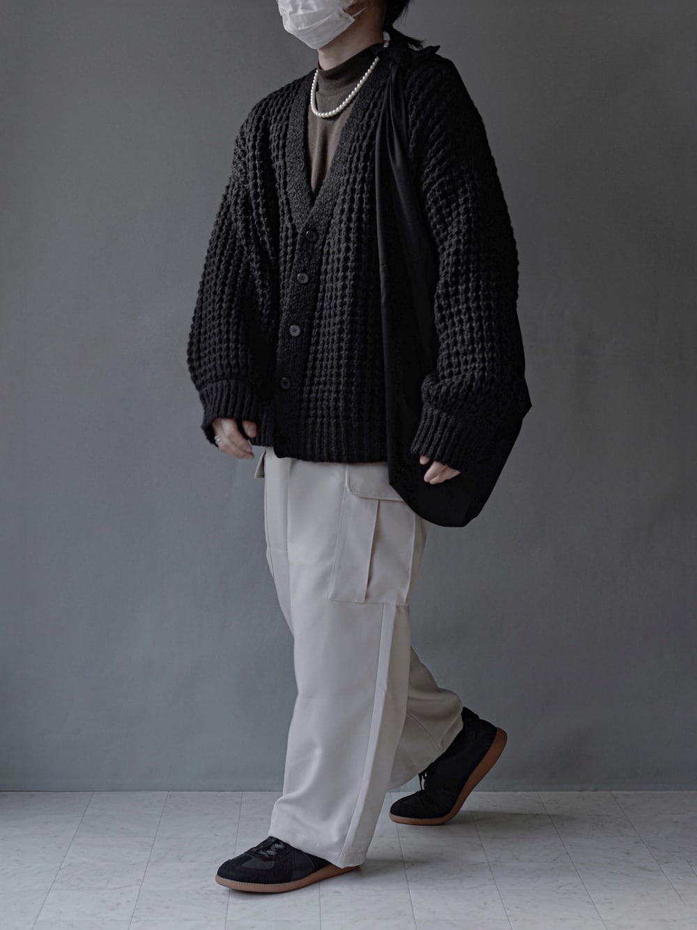 「私の推しブランド、モード、カーディガン、ジャーマントレーナー、カーゴパンツ、モノトーン、トートバッグ、UNIQLO、春コーデ、キャスパージョン、大学生」｜「CASPER JOHNのGerman Trainer/ジャーマントレーナー（スニーカー、ブラック系）」を使った、nanasi_yuugaさん（メンズ・168cm）の冬コーディネートの1枚目の写真