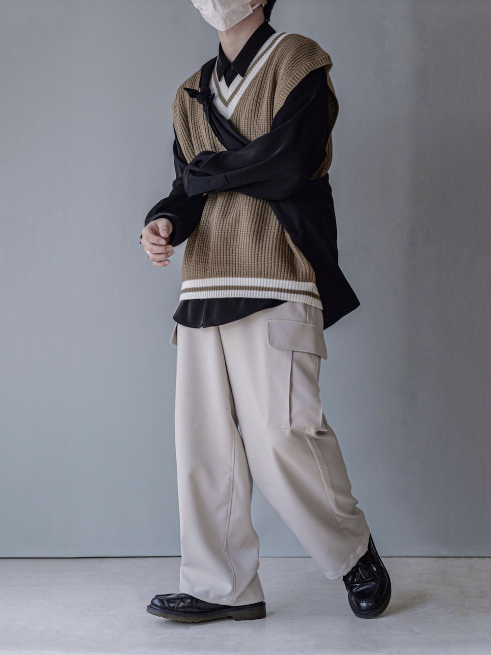 「大人カジュアル、ゆるコーデ、春服、春コーデ、きれいめカジュアル、ベスト、カーゴパンツ、ローファー、トートバッグ」｜「JUNREDのドレープミリタリーワイドカーゴパンツ（カーゴパンツ、グレー系）」を使った、nanasi_yuugaさん（メンズ・168cm）の春コーディネートの1枚目の写真