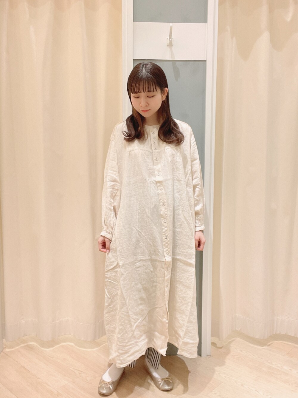 「Samansa Mos2、SM2、サマンサ モスモス(Samansa Mos2)、ナチュラル、春コーデ、ワンピース、パンツ、ストライプ、ストライプパンツ」｜「flowerのスパークルバレエシューズ（バレエシューズ、ゴールド系）」を使った、𝙼 𝙸 𝚈 𝚄さん（レディース・158cm）の春コーディネートの1枚目の写真