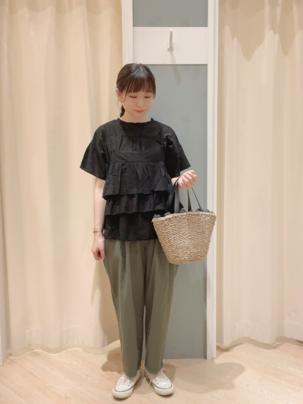 「Samansa Mos2、SM2、サマンサ モスモス(Samansa Mos2)、ブラウス、キャミブラウス、パンツスタイル、カジュアルコーデ、シンプルコーデ、かごバッグ、ナチュラル、夏コーデ」｜「Samansa Mos2の水草レースカゴバッグ（ハンドバッグ、ブラック系）」を使った、𝙼 𝙸 𝚈 𝚄さん（レディース・158cm）の夏コーディネートの1枚目の写真