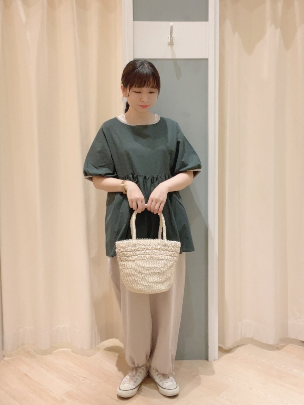 「SM2、Samansa Mos2、サマンサ モスモス(Samansa Mos2)、ナチュラル、ナチュラルガーリー、ブラウス、かごバッグ、夏コーデ」｜「Samansa Mos2の透かし編みアバカバッグ（ハンドバッグ、ホワイト系）」を使った、𝙼 𝙸 𝚈 𝚄さん（レディース・158cm）の夏コーディネートの1枚目の写真