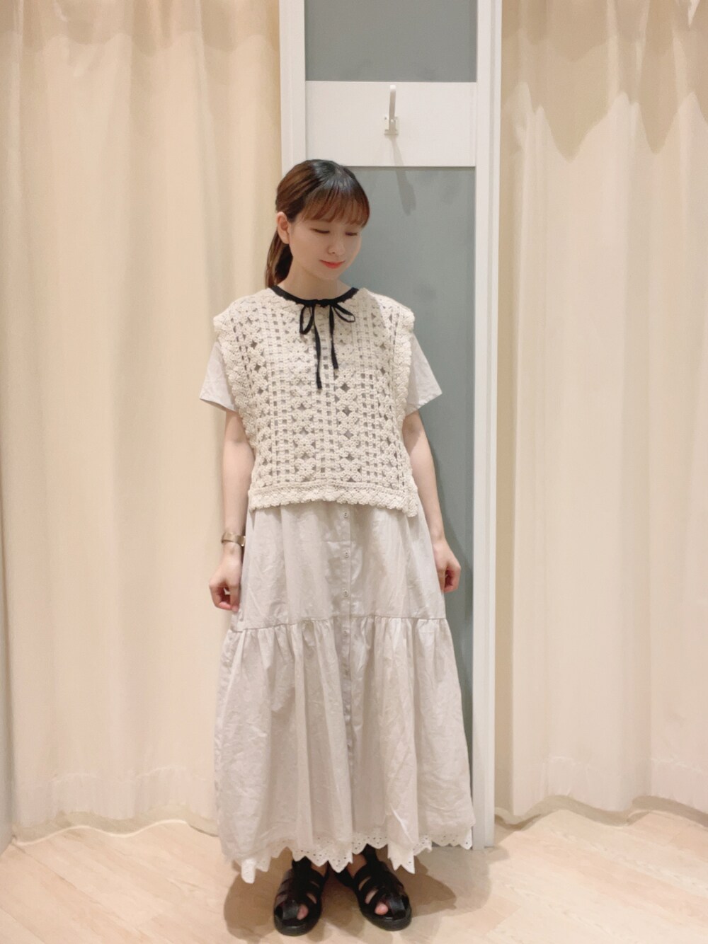 「Samansa Mos2、SM2、サマンサ モスモス(Samansa Mos2)、ワンピース、ティアードワンピース、前後着、前後着ワンピース、パイピング、ベスト、レイヤードスタイル、ナチュラル、ナチュラルガーリー、夏コーデ」｜「Samansa Mos2の厚底グルカサンダル（サンダル、ブラック系）」を使った、𝙼 𝙸 𝚈 𝚄さん（レディース・158cm）の夏コーディネートの1枚目の写真