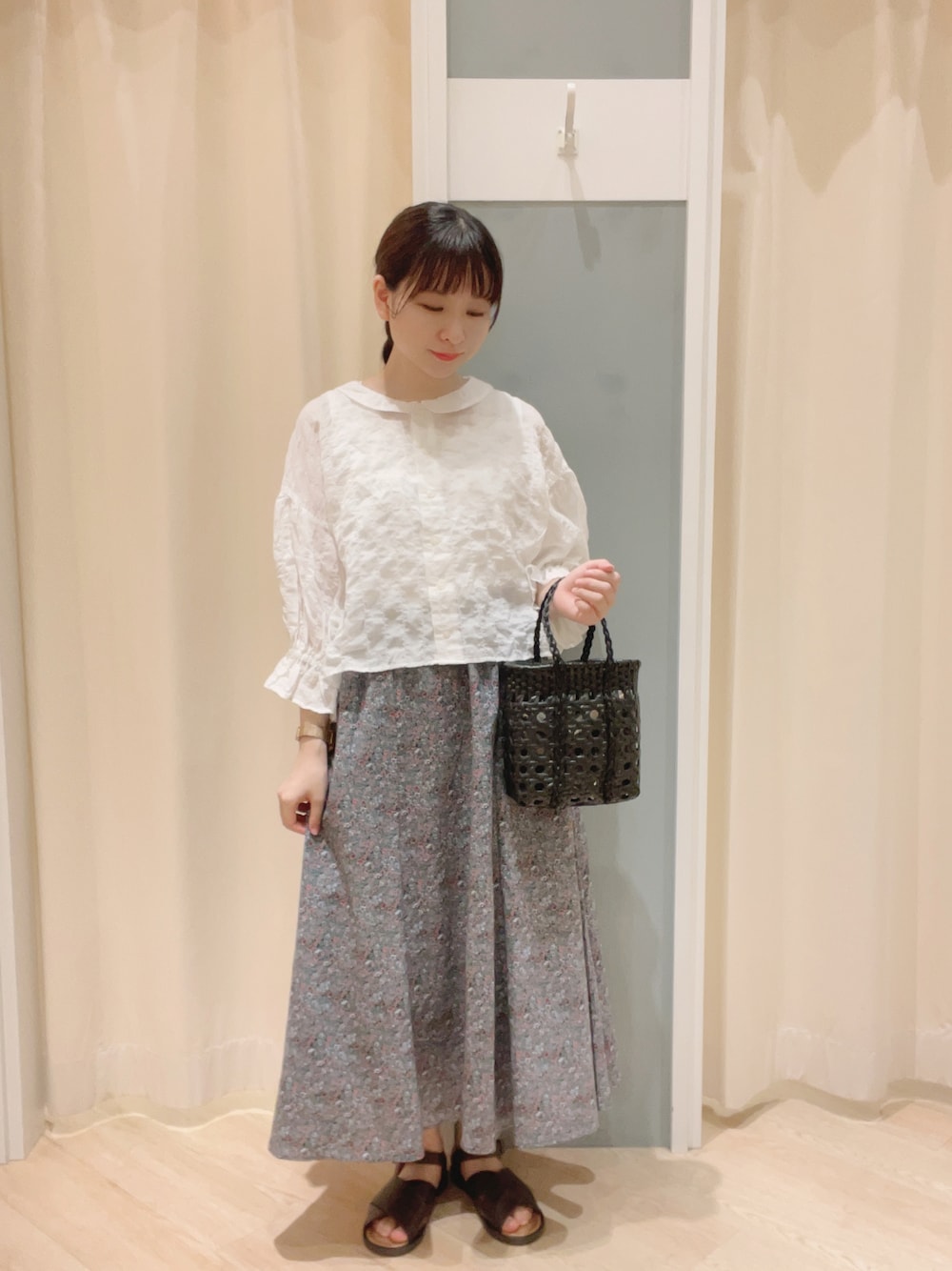 「Samansa Mos2、SM2、サマンサ モスモス(Samansa Mos2)、メルカドバッグ、バッグ、シア―ブラウス、シアー、セーラーカラー、スカート、花柄、花柄スカート、レトロ、ナチュラル、ナチュラルガーリー、夏コーデ」｜「Samansa Mos2のアンクルストラップクロスサンダル（サンダル、ブラウン系）」を使った、𝙼 𝙸 𝚈 𝚄さん（レディース・158cm）の夏コーディネートの1枚目の写真