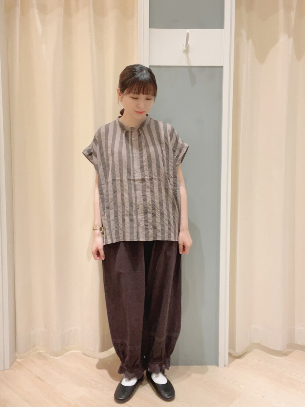 「Samansa Mos2、SM2、サマンサ モスモス(Samansa Mos2)、夏コーデ、初秋コーデ、ストライプ、バンドカラーシャツ、バンドカラー、レース、レースパンツ、ワンストラップシューズ、ナチュラル、ナチュラルガーリー」｜「Samansa Mos2のバンドカラーブラウス（シャツ/ブラウス、ブラック系）」を使った、𝙼 𝙸 𝚈 𝚄さん（レディース・158cm）の夏コーディネートの1枚目の写真