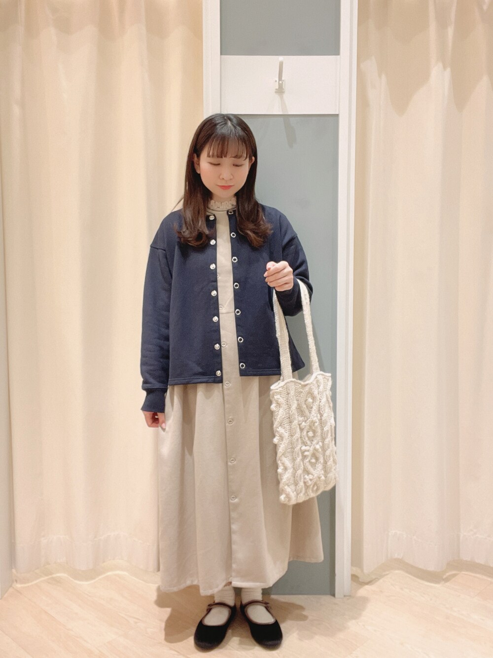 「SM2、Samansa Mos2、サマンサ モスモス(Samansa Mos2)、ナチュラル、ナチュラルガーリー、大人かわいい、ワンピース、カーディガン、リブタートルネック、秋冬コーデ、冬コーデ」｜「Samansa Mos2のぽこぽこニットトートバッグ（トートバッグ、ホワイト系）」を使った、𝙼 𝙸 𝚈 𝚄さん（レディース・158cm）の冬コーディネートの1枚目の写真