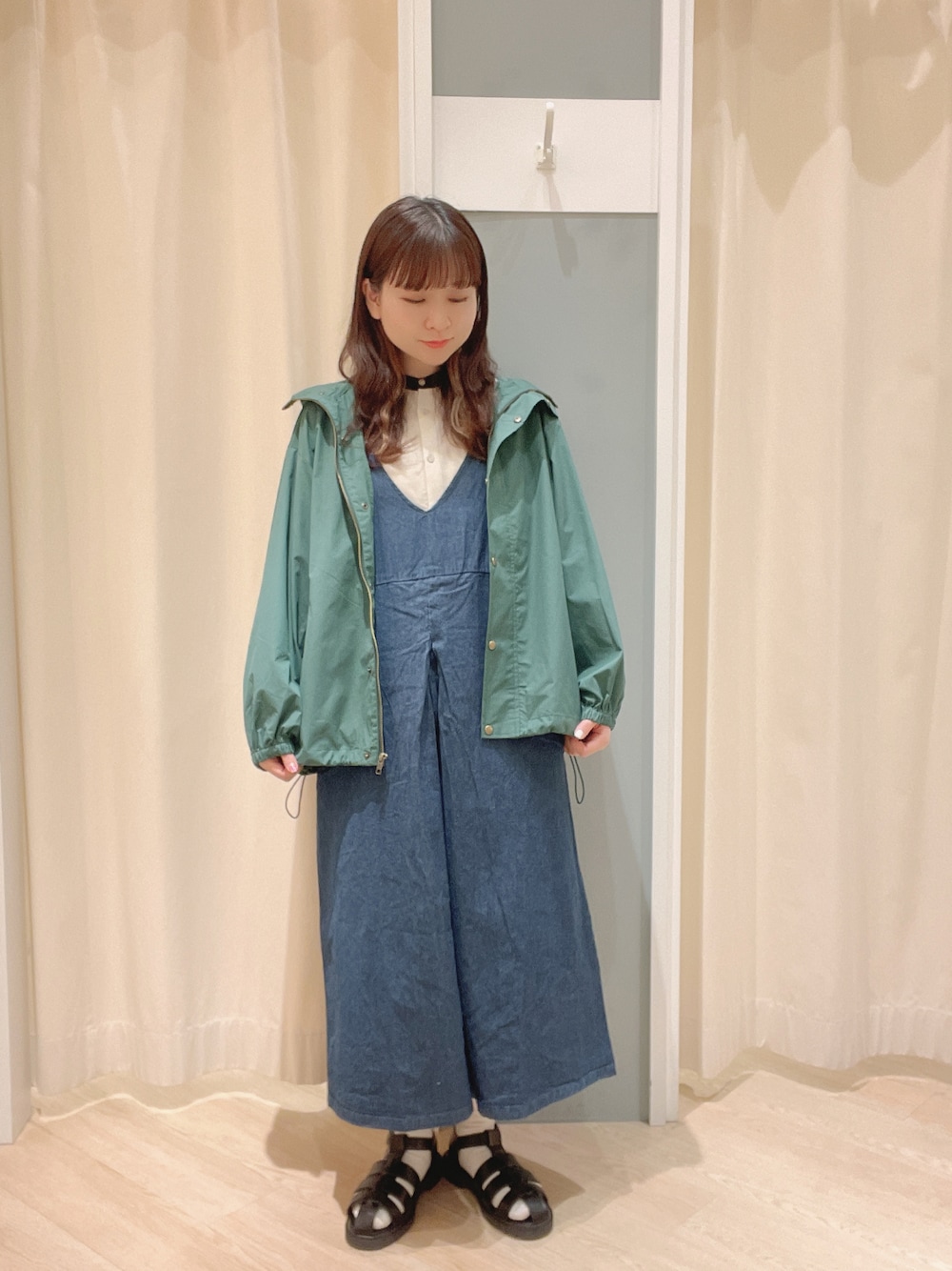 「SM2、Samansa Mos2、サマンサモスモス、デニム、ジャンスカ、ジャンパースカート、マウンテンパーカー、ギャザーチュニック、チュニック、ナチュラル、カジュアル、カジュアルガーリー、春コーデ、春、ナチュラルガーリー」｜「Samansa Mos2の厚底グルカサンダル（サンダル、ブラック系）」を使った、𝙼 𝙸 𝚈 𝚄さん（レディース・158cm）の春コーディネートの1枚目の写真