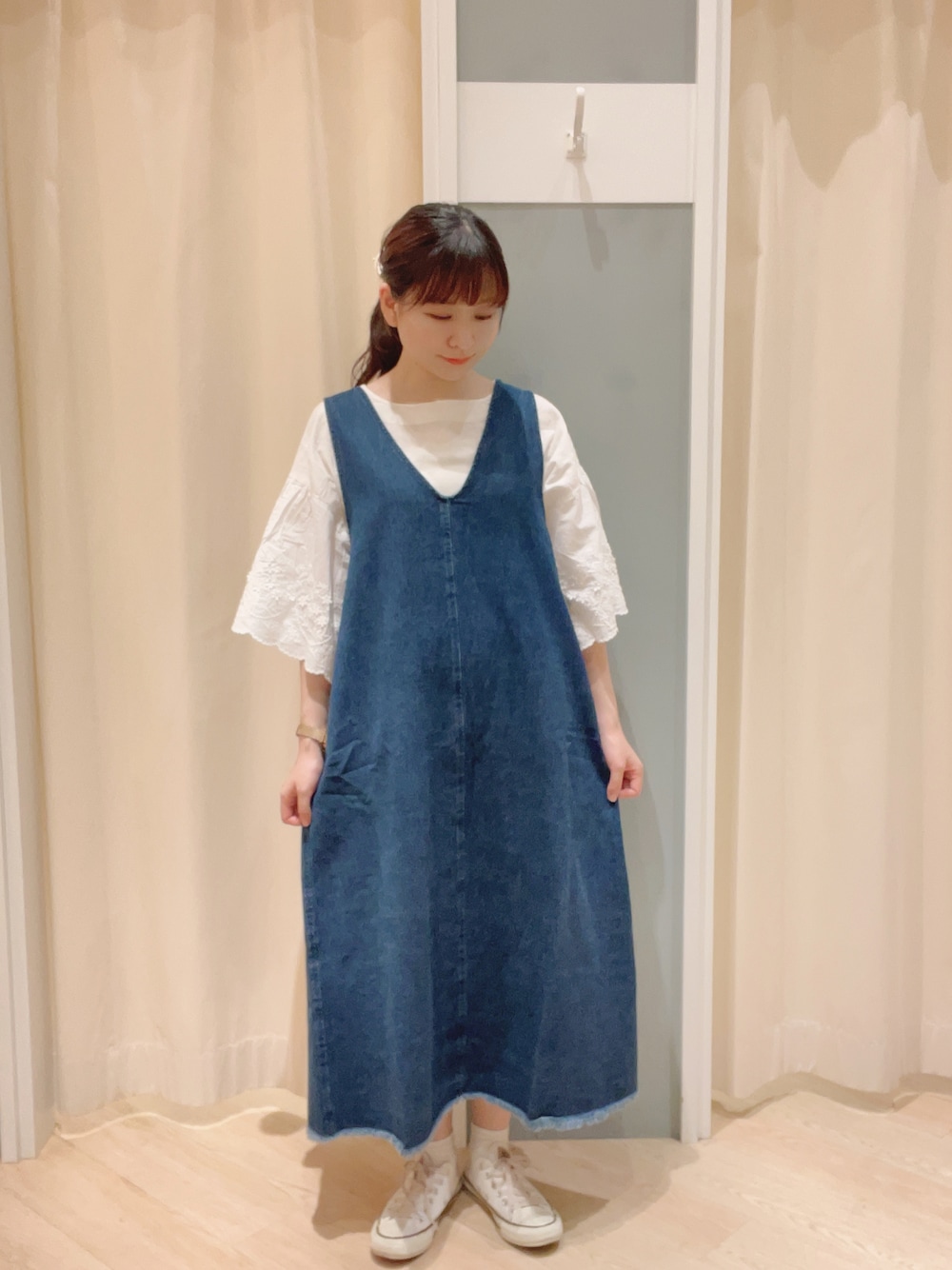 「Samansa Mos2、SM2、サマンサ モスモス(Samansa Mos2)、デニム、ジャンパースカート、ジャンスカ、デニムジャンスカ、ブラウス、前後着、ナチュラル、ナチュラルガーリー、カジュアルコーデ、カジュアルガーリー、夏コーデ、秋コーデ」｜「CONVERSEのconverse コンバース AS CORK-PT OX オールスター コルクPT OX 31306290 ABC-MART限定 *NATURAL（スニーカー、ホワイト系）」を使った、𝙼 𝙸 𝚈 𝚄さん（レディース・158cm）の夏コーディネートの1枚目の写真