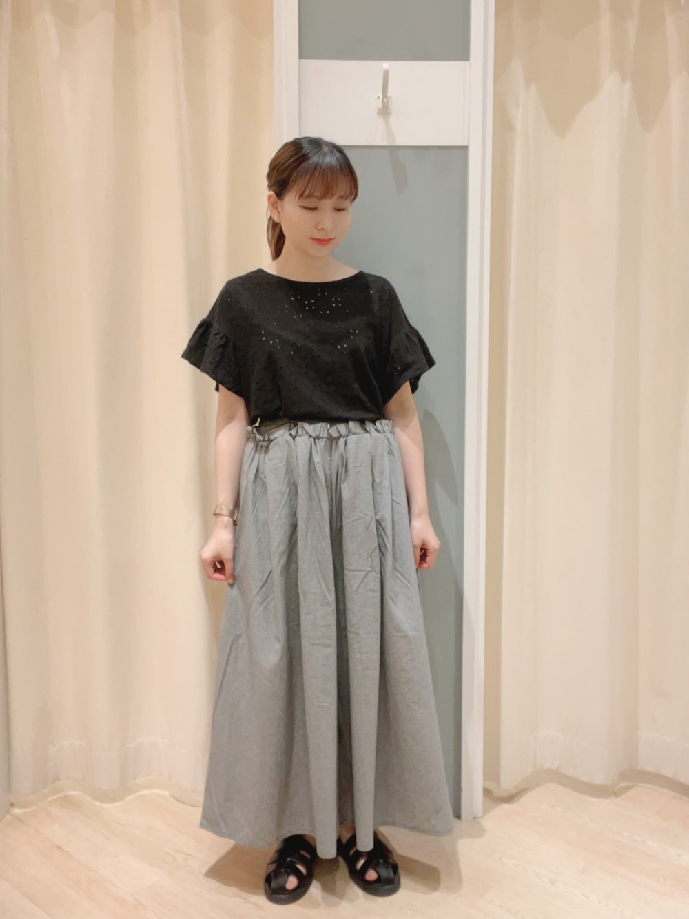 「Samansa Mos2、SM2、サマンサ モスモス(Samansa Mos2)、ナチュラル、ナチュラルガーリー、大人ガーリー、大人かわいい、レースカットソー、レース、ハカマパンツ、夏コーデ」｜「Samansa Mos2のアイレットレース柄カットソー（Tシャツ/カットソー、ブラック系）」を使った、𝙼 𝙸 𝚈 𝚄さん（レディース・158cm）の夏コーディネートの1枚目の写真