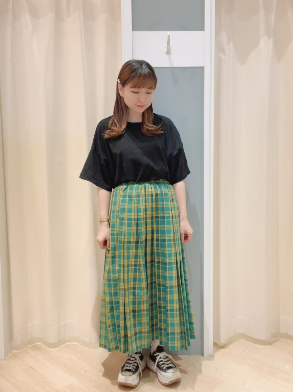 「Samansa Mos2、SM2、サマンサ モスモス(Samansa Mos2)、夏コーデ、シンプルコーデ、カジュアルコーデ、カジュアルガーリー、プリーツスカート、スカート、プリーツ、チェック、チェックスカート、Tシャツ」｜「Samansa Mos2の柄アソートプリーツスカート（スカート、グリーン系）」を使った、𝙼 𝙸 𝚈 𝚄さん（レディース・158cm）の夏コーディネートの1枚目の写真
