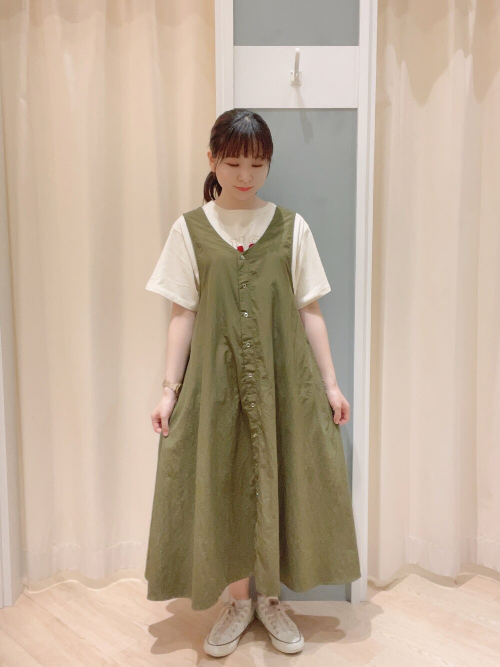 「Samansa Mos2、SM2、サマンサ モスモス(Samansa Mos2)、ジャンパースカート、リボン、前後着、ロゴT、Tシャツ、カーキ、ジャンスカ、ナチュラル、カジュアルコーデ、カジュアルガーリー、夏コーデ、秋コーデ」｜「Samansa Mos2のフロッキープリントTシャツ（Tシャツ/カットソー、ホワイト系）」を使った、𝙼 𝙸 𝚈 𝚄さん（レディース・158cm）の夏コーディネートの1枚目の写真