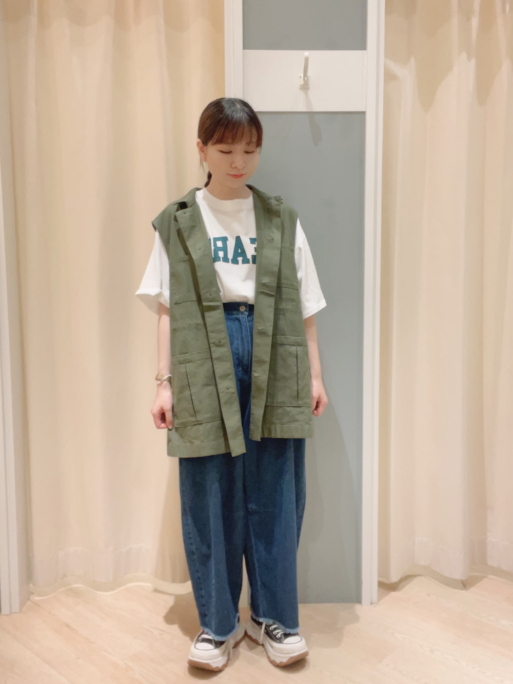 「Samansa Mos2、SM2、サマンサモスモス、シンプルコーデ、カジュアルコーデ、ロゴT、ベスト、デニム、カーキ、converse、夏コーデ、秋コーデ」｜「Samansa Mos2のデニム裾フリンジカーブパンツ（デニムパンツ、ブルー系）」を使った、𝙼 𝙸 𝚈 𝚄さん（レディース・158cm）の夏コーディネートの1枚目の写真