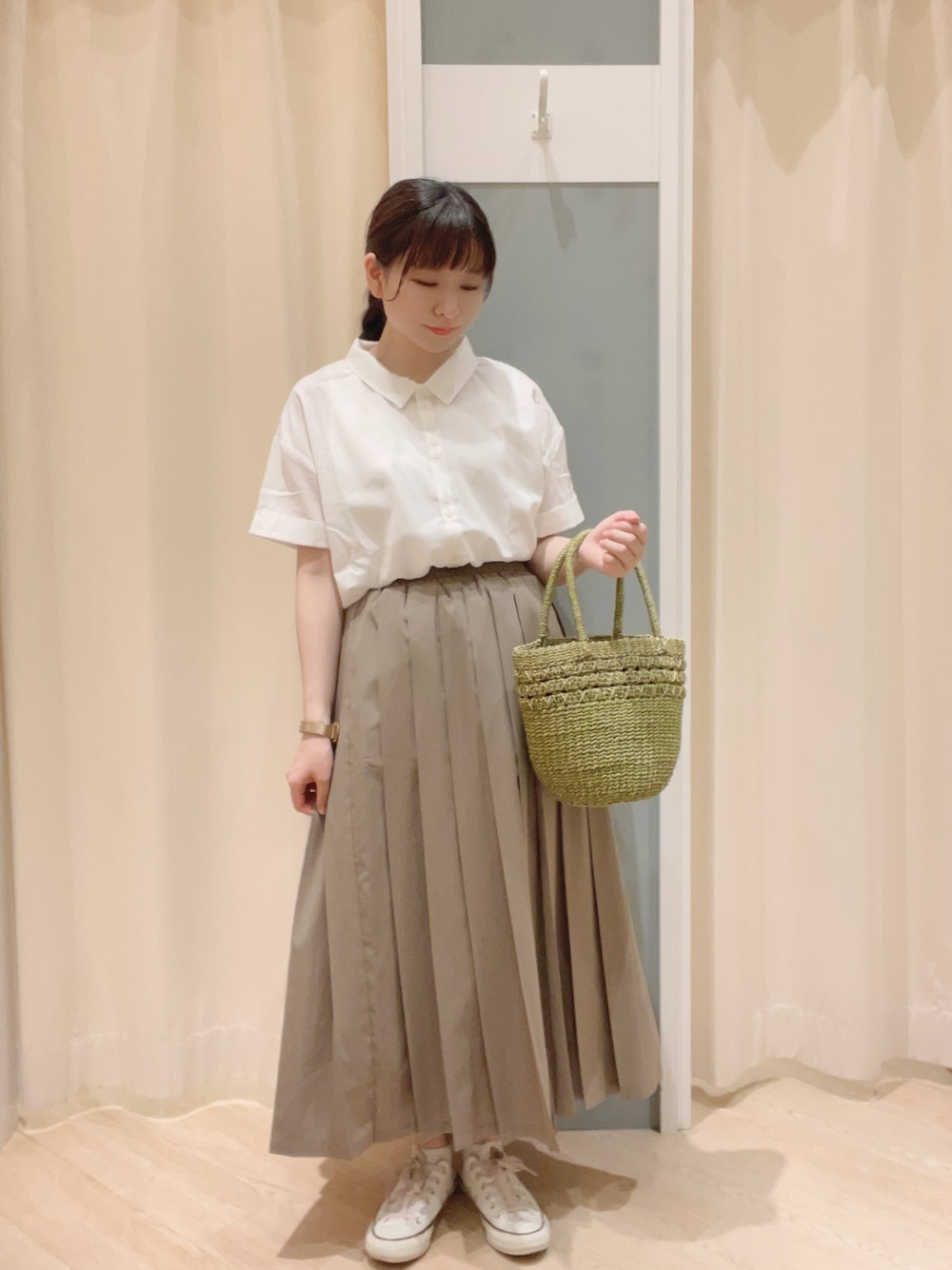 「SM2、Samansa Mos2、サマンサ モスモス(Samansa Mos2)、ナチュラル、ナチュラルガーリー、プリーツスカート、スカート、シャツスタイル、かごバッグ、夏コーデ」｜「Samansa Mos2のアバカバッグ（かごバッグ、ブラウン系）」を使った、𝙼 𝙸 𝚈 𝚄さん（レディース・158cm）の夏コーディネートの1枚目の写真