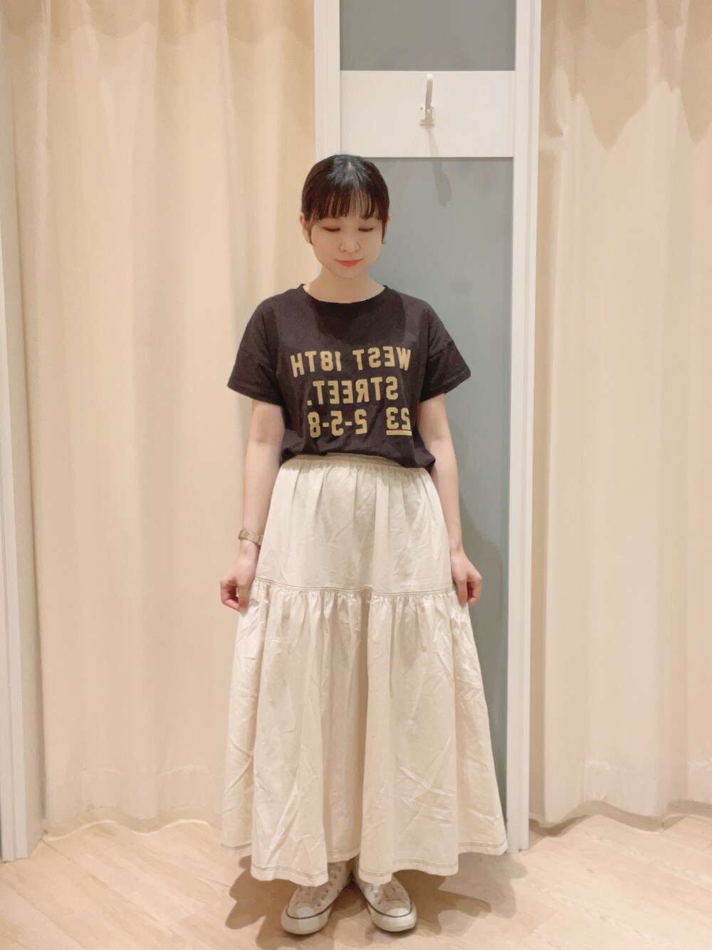 「SM2、Samansa Mos2、サマンサモスモス、ロゴT、Tシャツ、スカート、ティアードスカート、夏コーデ、初秋コーデ、カジュアルコーデ、シンプルコーデ」｜「CONVERSEのconverse コンバース AS CORK-PT OX オールスター コルクPT OX 31306290 ABC-MART限定 *NATURAL（スニーカー、ホワイト系）」を使った、𝙼 𝙸 𝚈 𝚄さん（レディース・158cm）の夏コーディネートの1枚目の写真