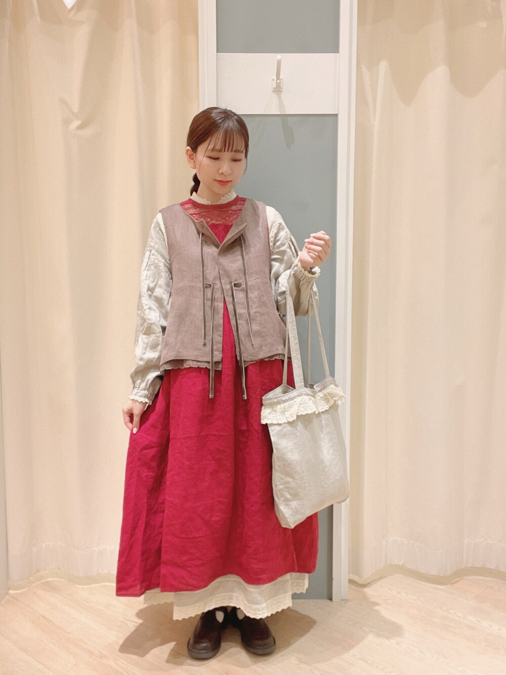「Samansa Mos2、SM2、サマンサ モスモス(Samansa Mos2)、kazumiさんコラボ、ノースリーブワンピース、ワンピース、ベスト、前後着ベスト、リバーシブルベスト、レース、秋コーデ、レーススカート、ブラウス」｜「kazumiさん × SamansaMos2のアイテム（ワンピース/ドレス、レッド系）」を使った、𝙼 𝙸 𝚈 𝚄さん（レディース・158cm）の夏コーディネートの1枚目の写真