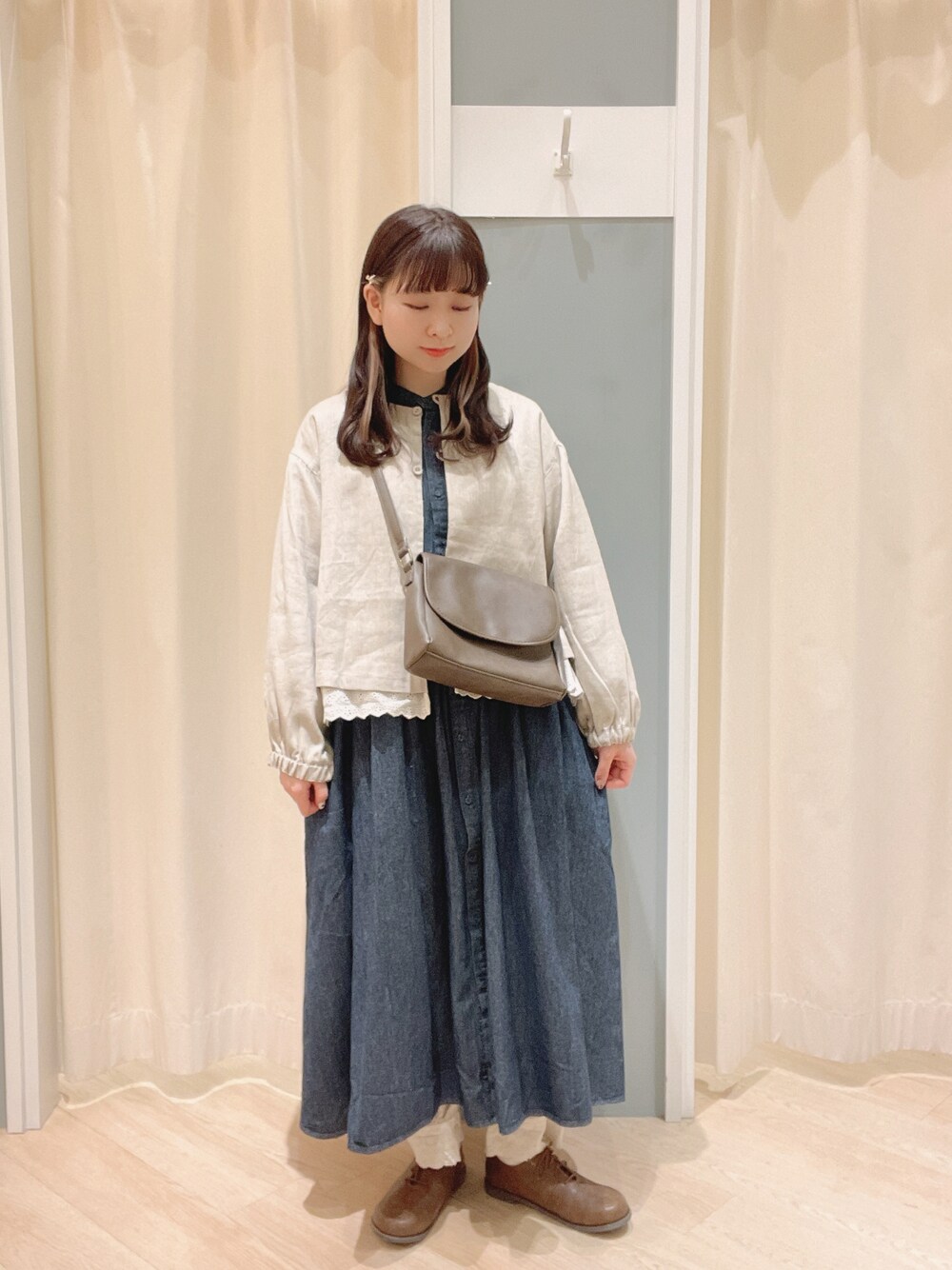 「SM2、Samansa Mos2、サマンサ モスモス(Samansa Mos2)、ナチュラル、ナチュラルガーリー、大人ガーリー、デニムワンピース、デニム、ワンピース、レースパンツ、ジャケット、春コーデ、レース、リバーシブル、ペチパンツ」｜「Samansa Mos2のデニムギャザーシャツワンピース（ワンピース、ブルー系）」を使った、𝙼 𝙸 𝚈 𝚄さん（レディース・158cm）の冬コーディネートの1枚目の写真