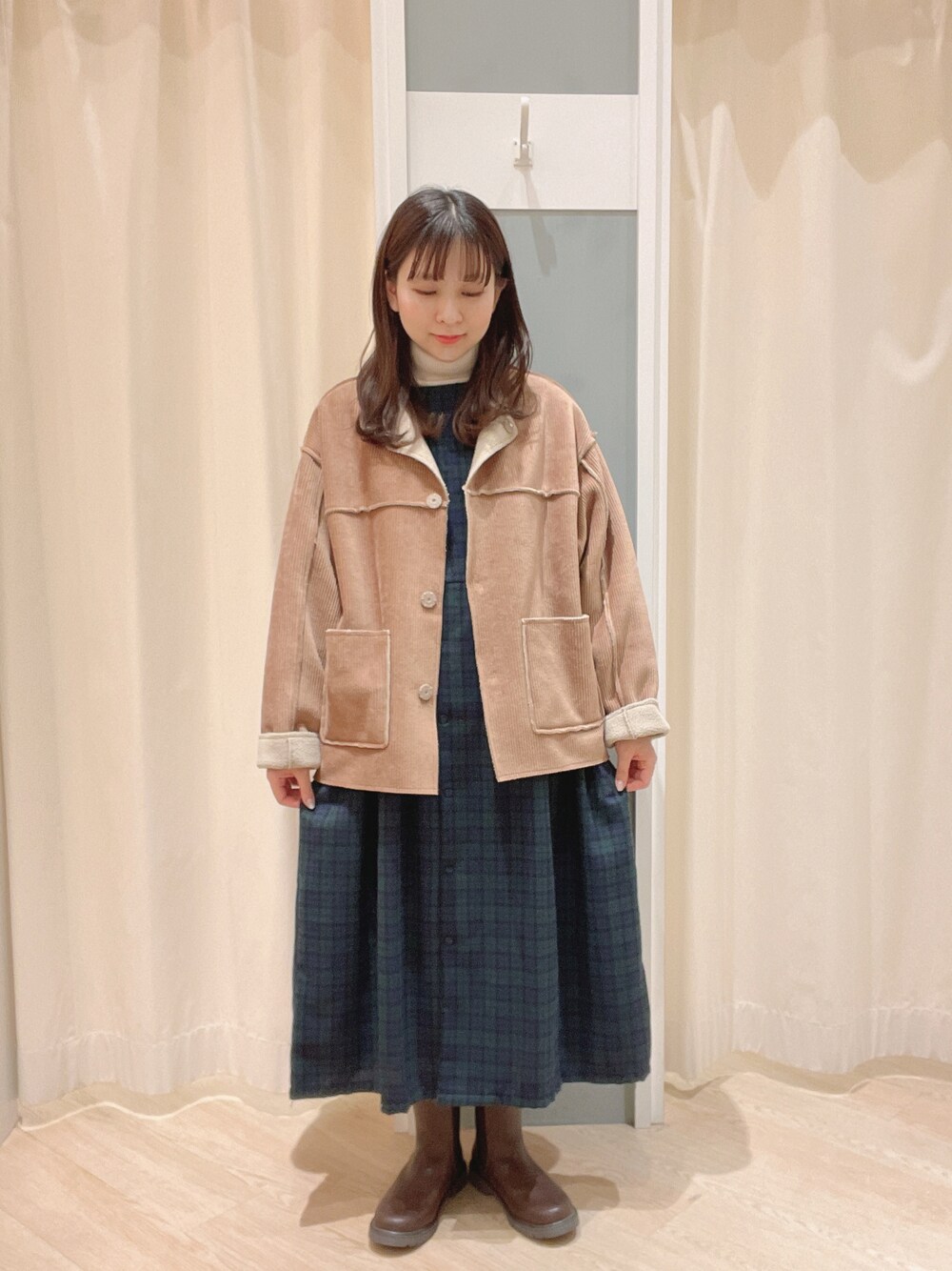 「SM2、Samansa Mos2、サマンサ モスモス(Samansa Mos2)、リバーシブル、ワンピース、ガーリー、大人かわいい、ナチュラルガーリー、リブタートルネック、サイドゴアブーツ、秋冬コーデ、冬コーデ、ボアコート、リバーシブルコート」｜「Samansa Mos2の【マシンウォッシャブル】リブタートルネックニット（ニット/セーター、ホワイト系）」を使った、𝙼 𝙸 𝚈 𝚄さん（レディース・158cm）の秋コーディネートの1枚目の写真