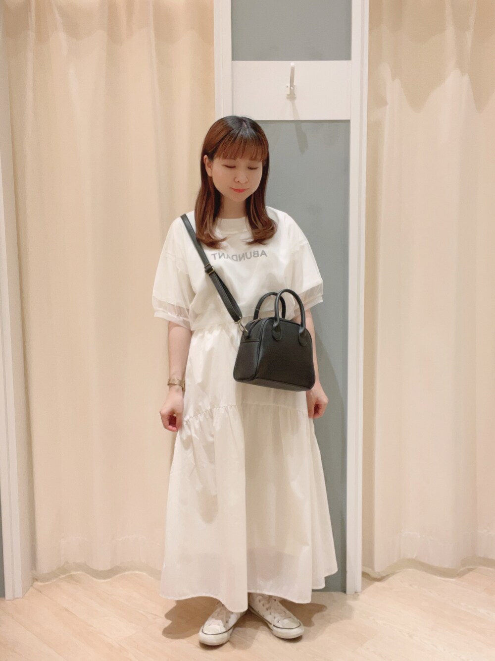 「Samansa Mos2、サマンサ モスモス(Samansa Mos2)、SM2、シンプルコーデ、ナチュラル、レイヤードスタイル、ホワイトコーデ、Tシャツ、スカート、夏コーデ」｜「CONVERSEのconverse コンバース AS CORK-PT OX オールスター コルクPT OX 31306290 ABC-MART限定 *NATURAL（スニーカー、ホワイト系）」を使った、𝙼 𝙸 𝚈 𝚄さん（レディース・158cm）の夏コーディネートの1枚目の写真