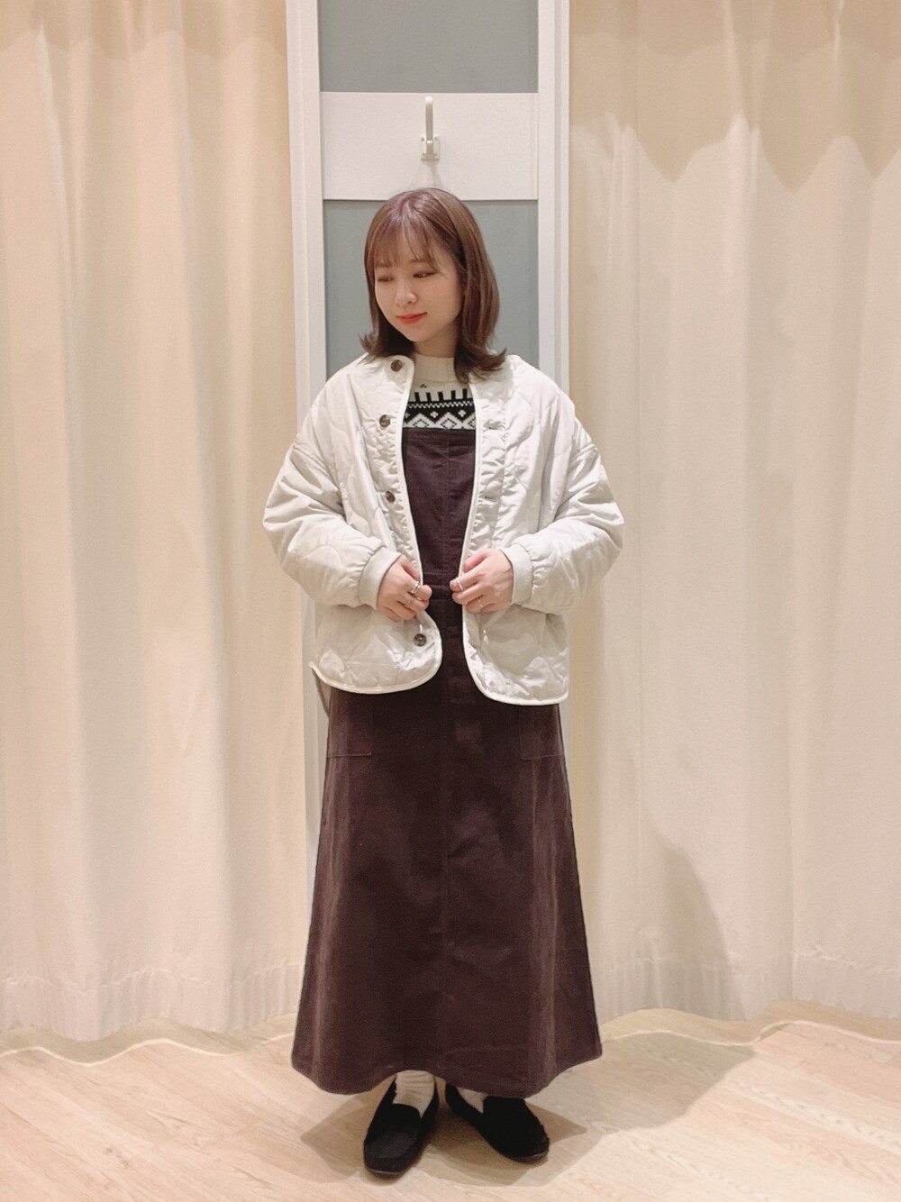 「Samansa Mos2、SM2、Samansa Mos2 blue、カジュアル、シンプル、コーデュロイ、ジャンパースカート、キルティング、秋冬コーデ、冬コーデ」｜「Samansa Mos2 blueのモカシンシューズ（モカシン/デッキシューズ、ブラック系）」を使った、𝙼 𝙸 𝚈 𝚄さん（レディース・158cm）の冬コーディネートの1枚目の写真