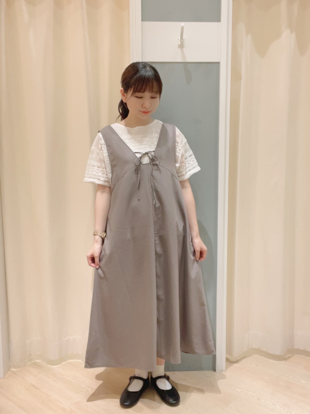 「SM2、Samansa Mos2、サマンサ モスモス(Samansa Mos2)、ナチュラル、ナチュラルガーリー、大人かわいい、ジャンパースカート、ブラウス、リボン、前後着、前後着ワンピース、夏コーデ、秋コーデ」｜「Samansa Mos2の前後着ジャンパースカート（ワンピース、グレー系）」を使った、𝙼 𝙸 𝚈 𝚄さん（レディース・158cm）の夏コーディネートの1枚目の写真