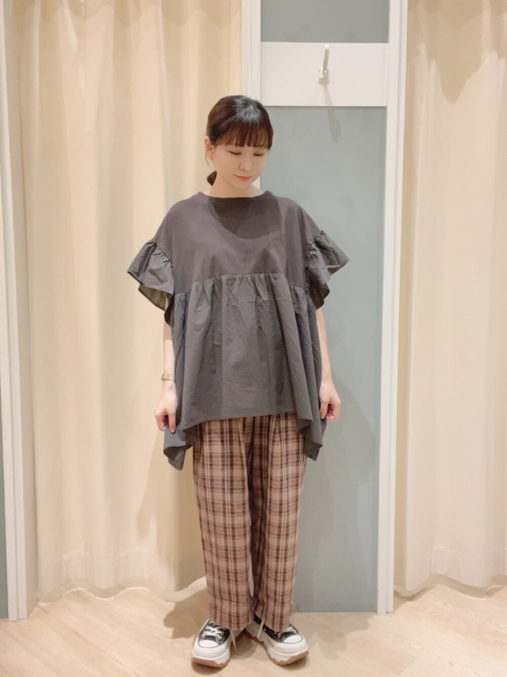 「SM2、Samansa Mos2、サマンサ モスモス(Samansa Mos2)、シンプルコーデ、ナチュラル、チュニック、チェックパンツ、チェック、パンツスタイル、converse、夏コーデ」｜「Samansa Mos2の【接触冷感】柄アソートゆるストレートパンツ（その他パンツ、ブラウン系）」を使った、𝙼 𝙸 𝚈 𝚄さん（レディース・158cm）の夏コーディネートの1枚目の写真