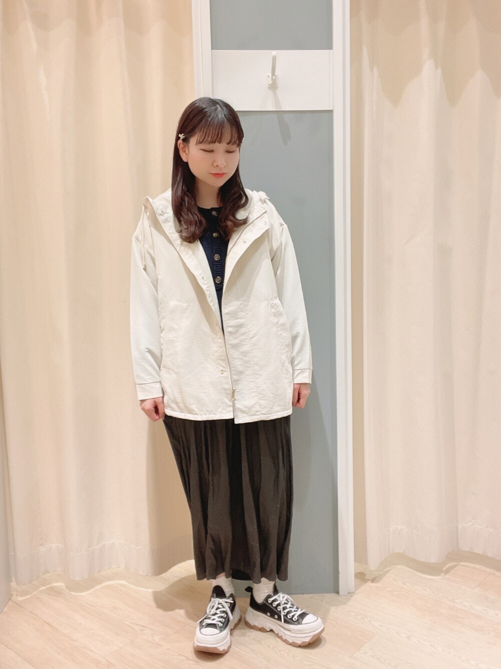「Samansa Mos2、Samansa Mos2 blue、サマンサモスモスブルー、マウンテンパーカー、スカート、ニット、カジュアルコーデ、シンプルコーデ、春コーデ」｜「Samansa Mos2 blueの裏フリースマウンテンパーカー（ブルゾン、ホワイト系）」を使った、𝙼 𝙸 𝚈 𝚄さん（レディース・158cm）の冬コーディネートの1枚目の写真