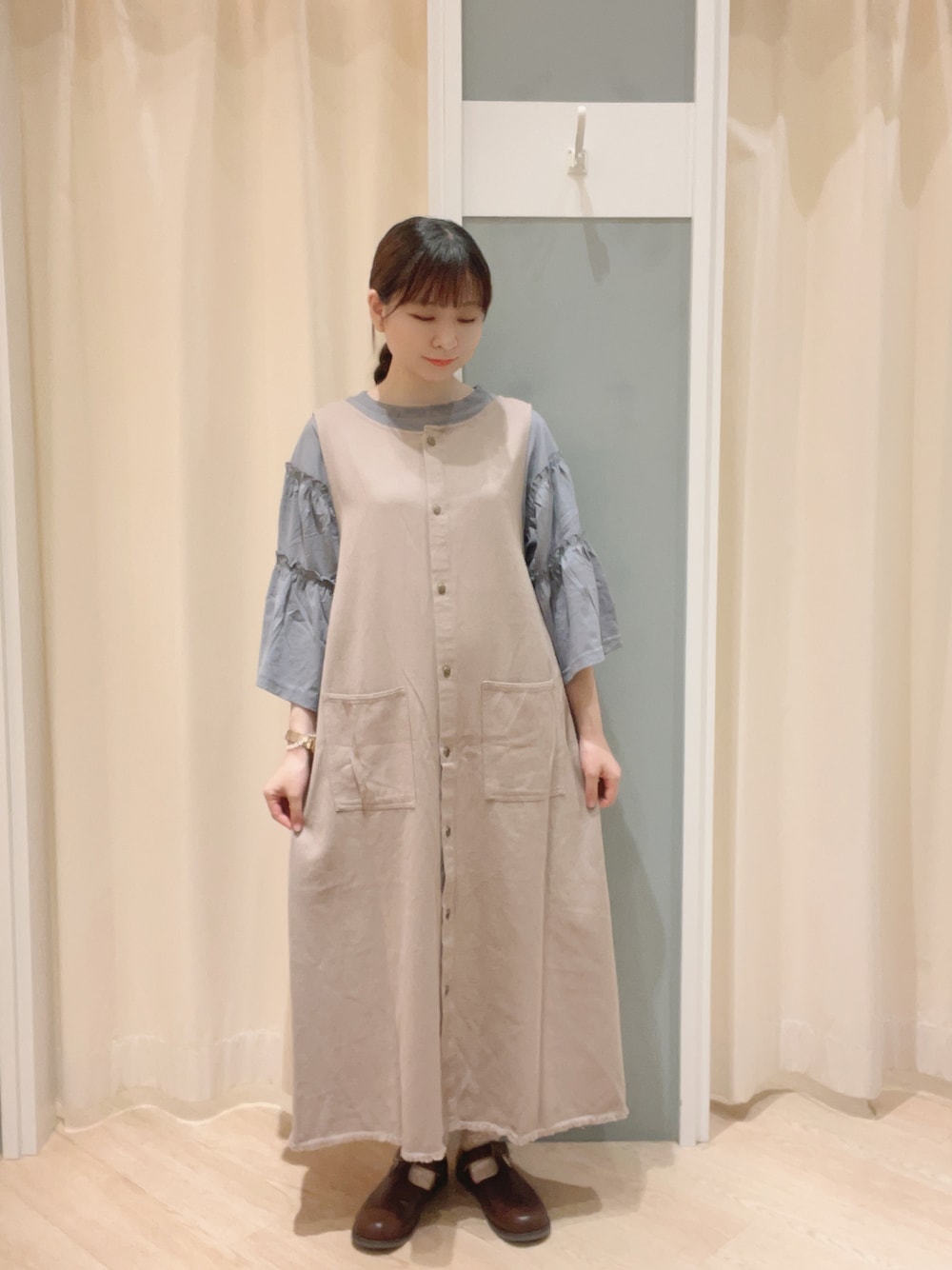 「SM2、Samansa Mos2、サマンサ モスモス(Samansa Mos2)、袖フリル、袖コンシャス、ジャンスカ、ジャンパースカート、ロゴT、ナチュラル、シンプルコーデ、カジュアルコーデ、カジュアルガーリー」｜「Samansa Mos2のTストラップシューズ（ドレスシューズ、ブラウン系）」を使った、𝙼 𝙸 𝚈 𝚄さん（レディース・158cm）の夏コーディネートの1枚目の写真