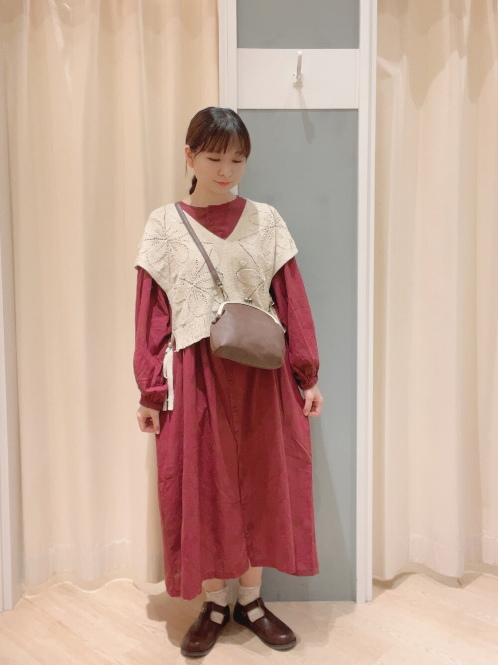 「SM2、Samansa Mos2、サマンサ モスモス(Samansa Mos2)、ワンピース、ベスト、リボン、がまぐちバック、がまぐちショルダー、刺繍、刺繍ワンピース、Tストラップシューズ、ガーリー、大人ガーリー、大人かわいい、秋コーデ」｜「Samansa Mos2のTストラップシューズ（ドレスシューズ、ブラウン系）」を使った、𝙼 𝙸 𝚈 𝚄さん（レディース・158cm）の夏コーディネートの1枚目の写真
