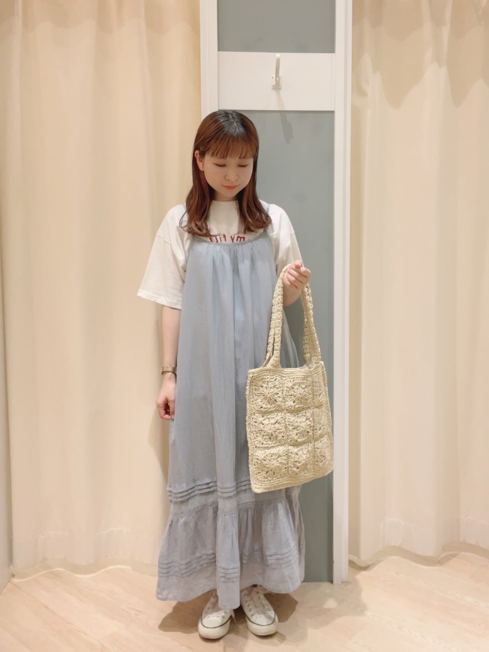 「SM2、Samansa Mos2、サマンサモスモス、ナチュラル、ナチュラルガーリー、キャミワンピ、ワンピース、ロゴT、トートバッグ、夏コーデ」｜「CONVERSEのconverse コンバース AS CORK-PT OX オールスター コルクPT OX 31306290 ABC-MART限定 *NATURAL（スニーカー、ホワイト系）」を使った、𝙼 𝙸 𝚈 𝚄さん（レディース・158cm）の夏コーディネートの1枚目の写真