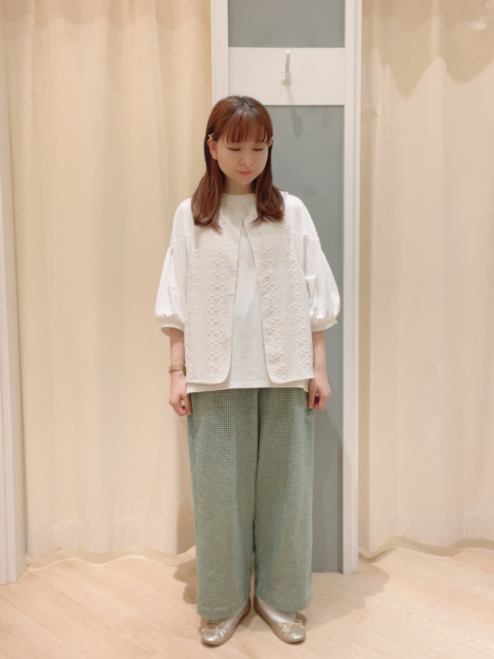 「Samansa Mos2、SM2、サマンサ モスモス(Samansa Mos2)、ナチュラル、ナチュラルガーリー、大人ガーリー、パンツスタイル、ギンガムチェック、ボリューム袖、ベスト、レース、リバーシブル、春コーデ、夏コーデ」｜「Samansa Mos2の【接触冷感 UVカット】のんびりリラックスパンツ（その他パンツ、グリーン系）」を使った、𝙼 𝙸 𝚈 𝚄さん（レディース・158cm）の春コーディネートの1枚目の写真