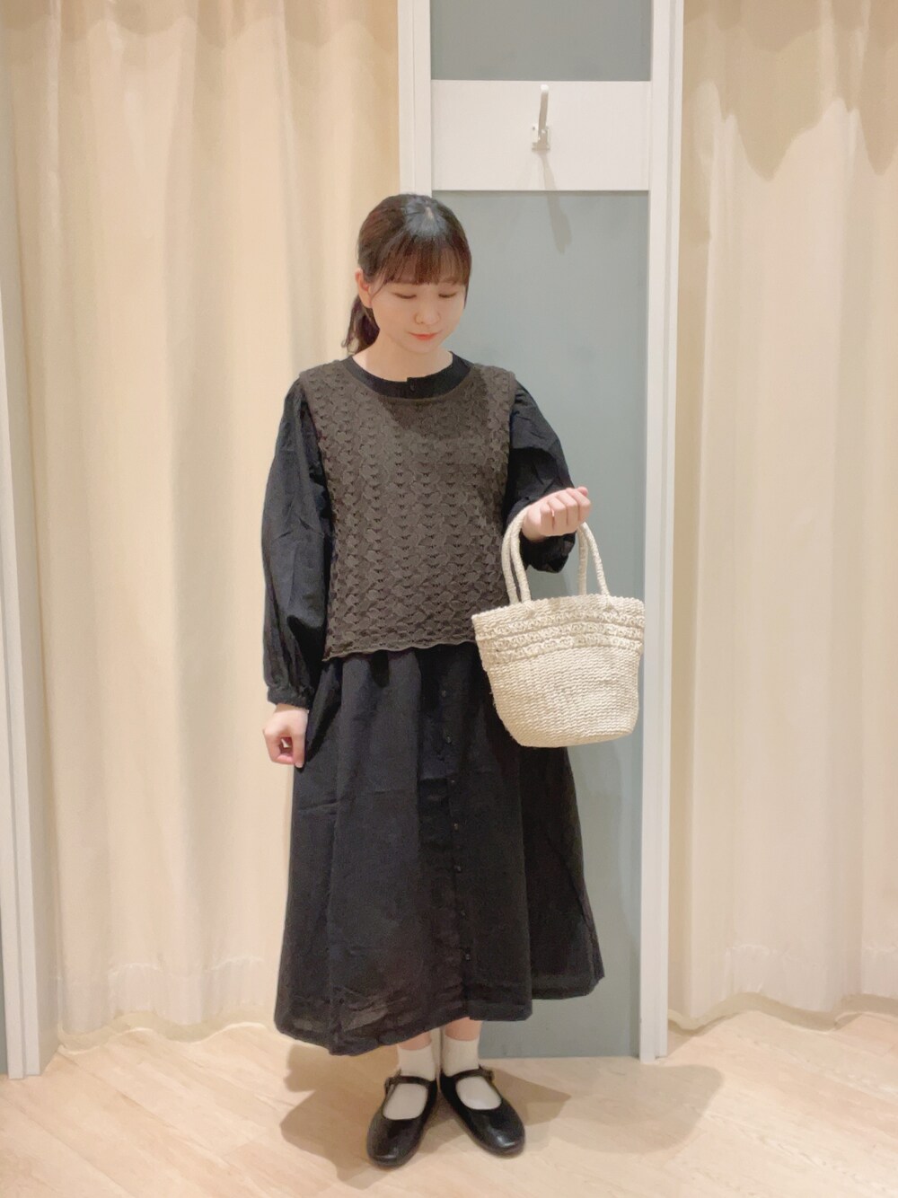 「SM2、Samansa Mos2、サマンサ モスモス(Samansa Mos2)、ワンピース、ベスト、前後着ベスト、かごバッグ、ワンストラップシューズ、ナチュラル、ナチュラルガーリー、大人ガーリー、秋コーデ」｜「Samansa Mos2の透かし編みアバカバッグ（ハンドバッグ、ホワイト系）」を使った、𝙼 𝙸 𝚈 𝚄さん（レディース・158cm）の夏コーディネートの1枚目の写真