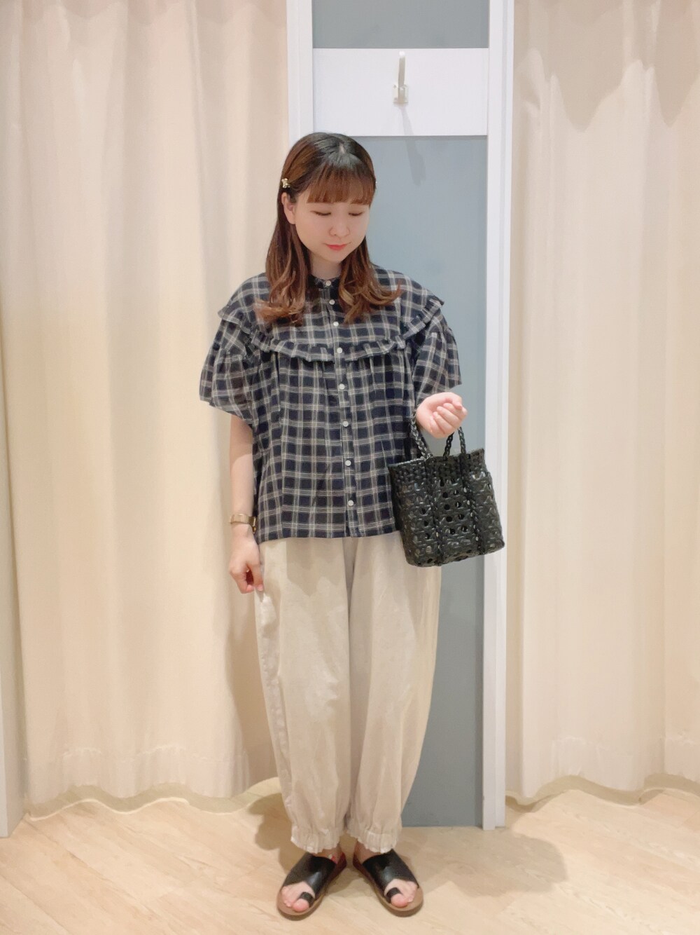 「SM2、Samansa Mos2、サマンサ モスモス(Samansa Mos2)、ナチュラル、ナチュラルガーリー、大人ガーリー、フリルブラウス、ブラウス、バルーンパンツ、フリル、かごバッグ、夏コーデ」｜「Samansa Mos2の透かし編みメルカドバッグ（ハンドバッグ、グレー系）」を使った、𝙼 𝙸 𝚈 𝚄さん（レディース・158cm）の夏コーディネートの1枚目の写真