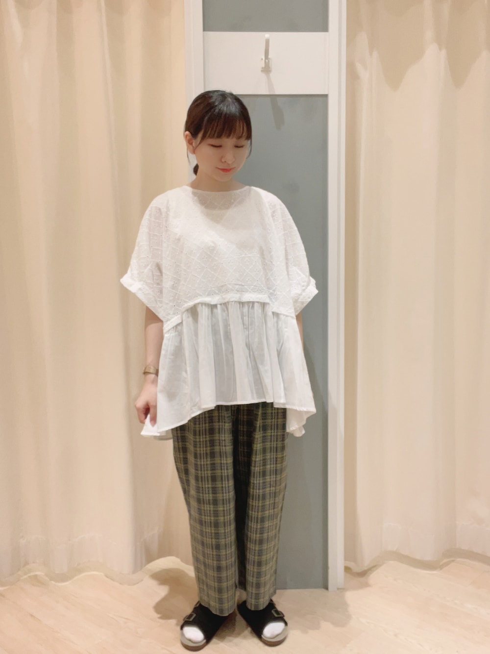 「Samansa Mos2、SM2、サマンサ モスモス(Samansa Mos2)、チュニック、レースチュニック、レース、パンツスタイル、チェック、チェックパンツ、パンツ、秋コーデ、夏コーデ、ナチュラル、シンプルコーデ」｜「Samansa Mos2のインドカットワークレース切替ブラウス（シャツ/ブラウス、ホワイト系）」を使った、𝙼 𝙸 𝚈 𝚄さん（レディース・158cm）の夏コーディネートの1枚目の写真