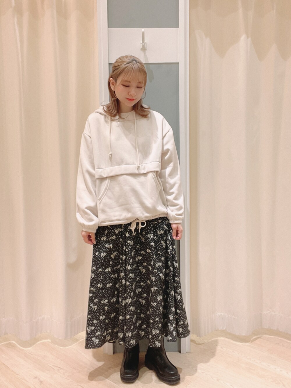 「ブーツ、カジュアル、シンプル、パーカー、大人カジュアル、休日スタイル、Samansa Mos2、秋コーデ、秋冬コーデ、Samansa Mos2 blue」｜「Samansa Mos2 blueの小花柄フレアスカート（スカート、ブラック系）」を使った、𝙼 𝙸 𝚈 𝚄さん（レディース・158cm）の秋コーディネートの1枚目の写真