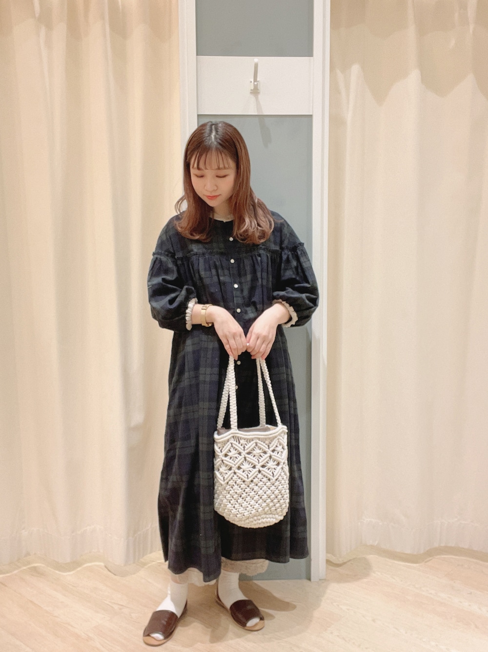 ホワイト系のトートバッグ、ブラウン系のサンダル、ブルー系のワンピースを着用したレディースの夏コーディネートの1枚目の写真