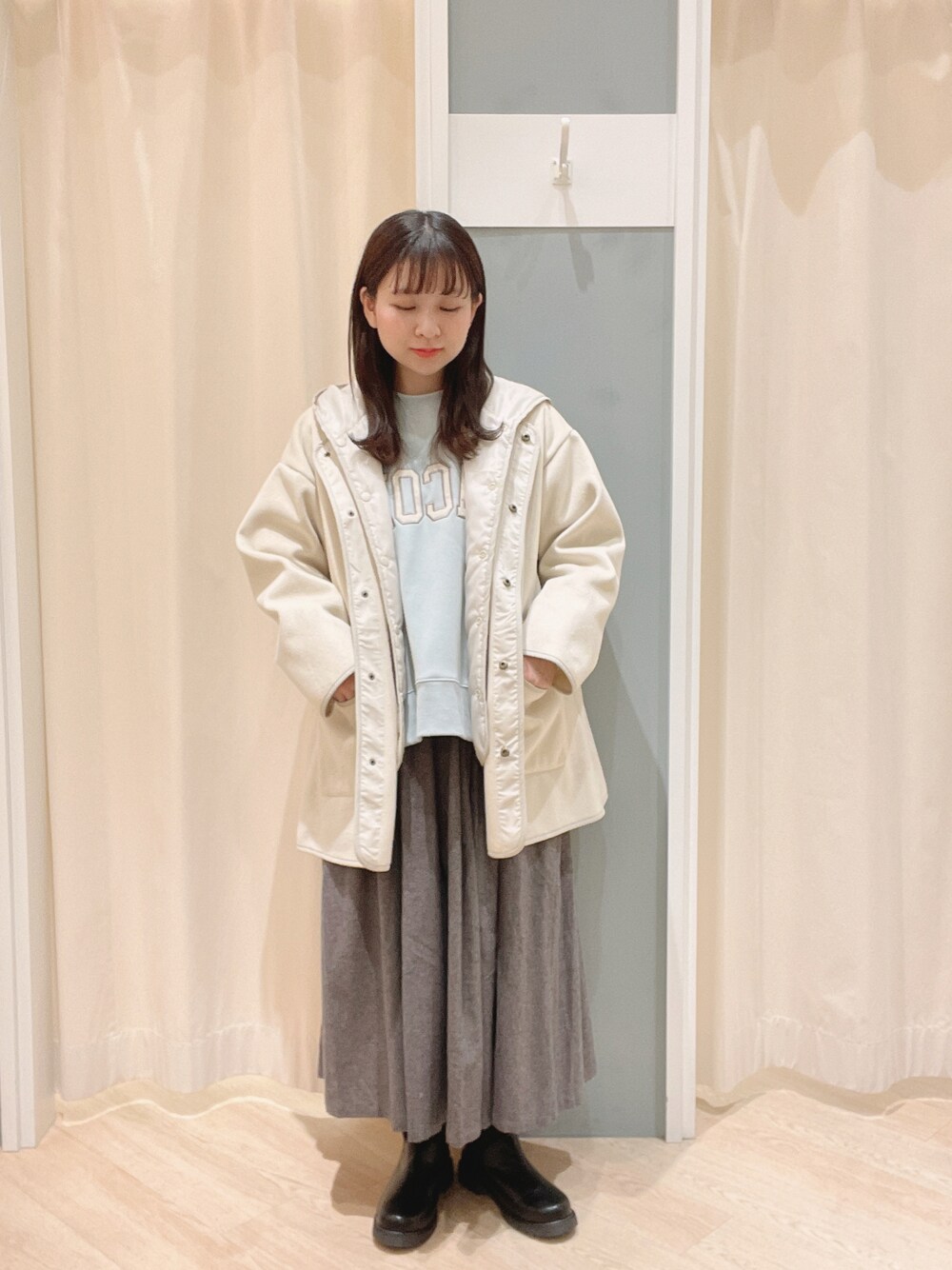 「SM2、Samansa Mos2、サマンサ モスモス(Samansa Mos2)、秋冬コーデ、冬コーデ、ナチュラル、シンプルコーデ、シャギーコート、シャギー、ミドルコート、スウェット、スカート」｜「Samansa Mos2の柄アソートタックギャザースカート（スカート、グレー系）」を使った、𝙼 𝙸 𝚈 𝚄さん（レディース・158cm）の秋コーディネートの1枚目の写真