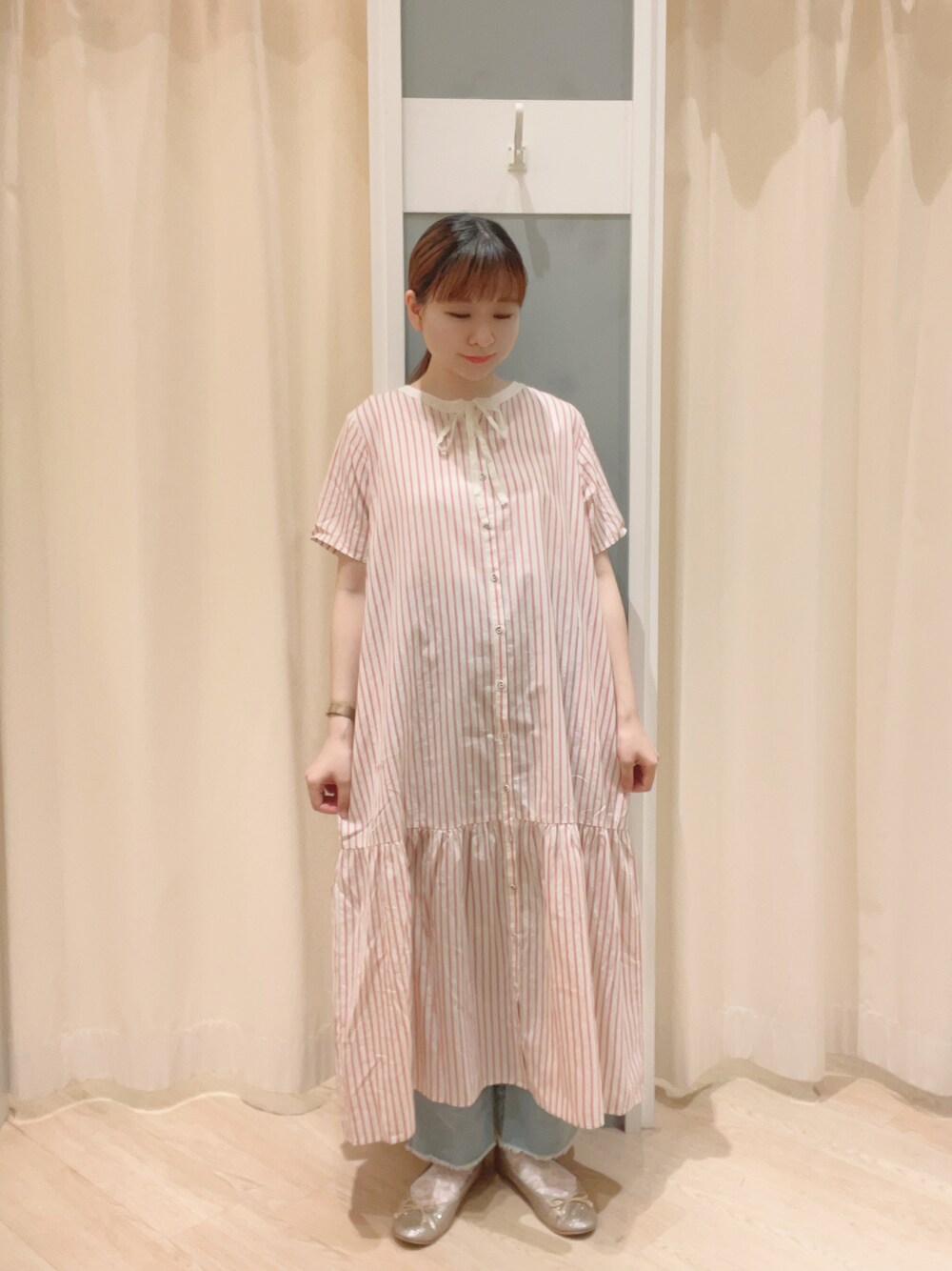 「Samansa Mos2、SM2、サマンサ モスモス(Samansa Mos2)、ワンピース、デニム、ストライプ、ストライプワンピース、ナチュラル、夏コーデ」｜「flowerのスパークルバレエシューズ（バレエシューズ、ゴールド系）」を使った、𝙼 𝙸 𝚈 𝚄さん（レディース・158cm）の夏コーディネートの1枚目の写真