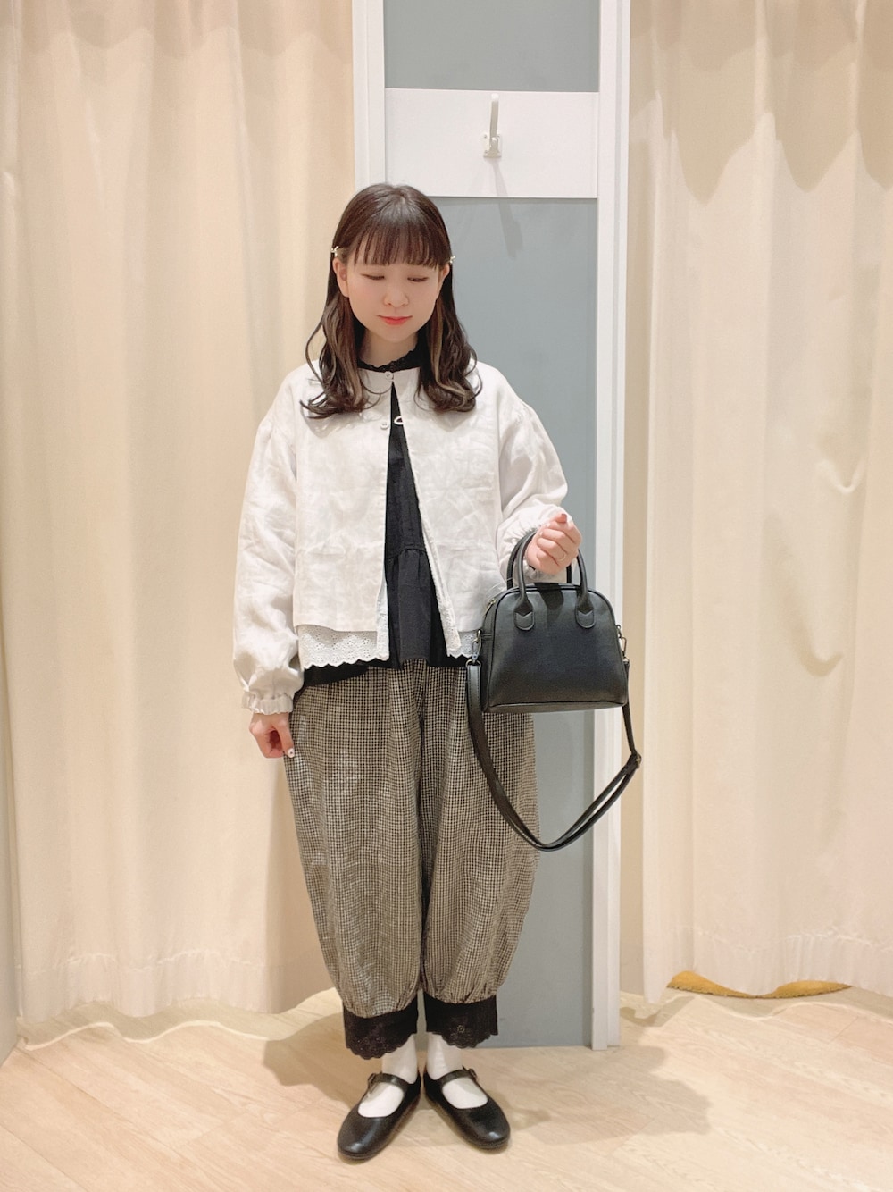 「Samansa Mos2、サマンサモスモス、SM2、ナチュラル、ナチュラルガーリー、大人ガーリー、大人かわいい、ガーリー、kazumi、レースパンツ、ブラウス、パンツ、ジャケット、レースジャケット、リバーシブル」｜「Samansa Mos2の前後着レース襟ブラウス（シャツ/ブラウス、ブラック系）」を使った、𝙼 𝙸 𝚈 𝚄さん（レディース・158cm）の冬コーディネートの1枚目の写真