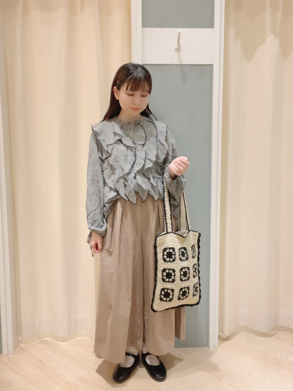 「Samansa Mos2、SM2、サマンサ モスモス(Samansa Mos2)、ブラウス、ガウチョパンツ、パンツスタイル、フリル、フリルブラウス、ナチュラル、ナチュラルガーリー」｜「Samansa Mos2のワンストラップシューズ（ドレスシューズ、ブラック系）」を使った、𝙼 𝙸 𝚈 𝚄さん（レディース・158cm）の夏コーディネートの1枚目の写真