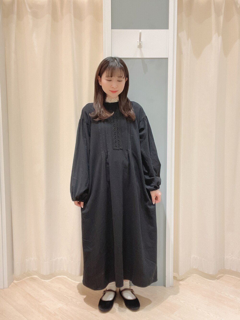 「SM2、Samansa Mos2 blue、サマンサ モスモス(Samansa Mos2)、ナチュラル、ナチュラルガーリー、ガーリー、ワンピース、バックリボン、リボン、秋冬コーデ、冬コーデ」｜「Samansa Mos2のベロアパイピングシューズ（ドレスシューズ、ブラック系）」を使った、𝙼 𝙸 𝚈 𝚄さん（レディース・158cm）の冬コーディネートの1枚目の写真