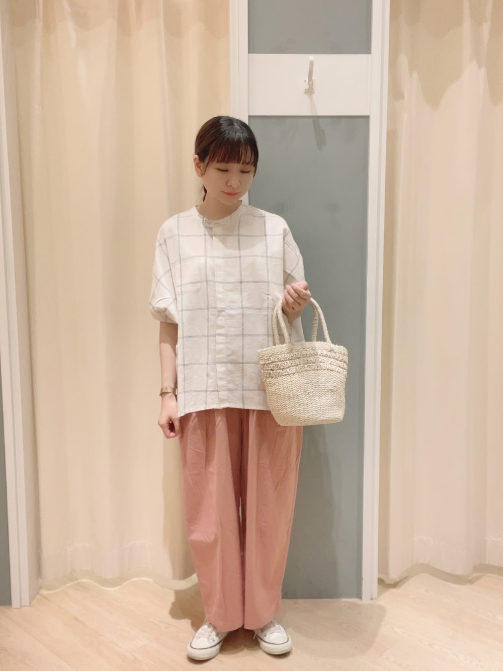 「Samansa Mos2、SM2、サマンサ モスモス(Samansa Mos2)、ブラウス、パンツスタイル、ストレートパンツ、かごバッグ、ナチュラル、夏コーデ、初秋コーデ」｜「Samansa Mos2の透かし編みアバカバッグ（ハンドバッグ、ホワイト系）」を使った、𝙼 𝙸 𝚈 𝚄さん（レディース・158cm）の夏コーディネートの1枚目の写真